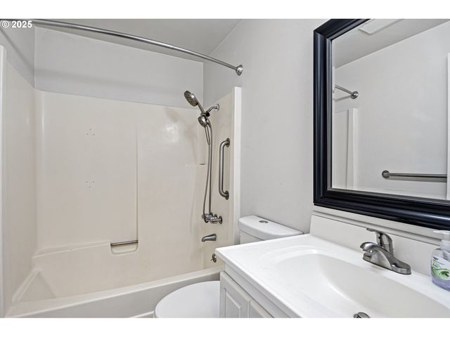 1515 W HARRISON Ave, Cottage Grove, OR 97424