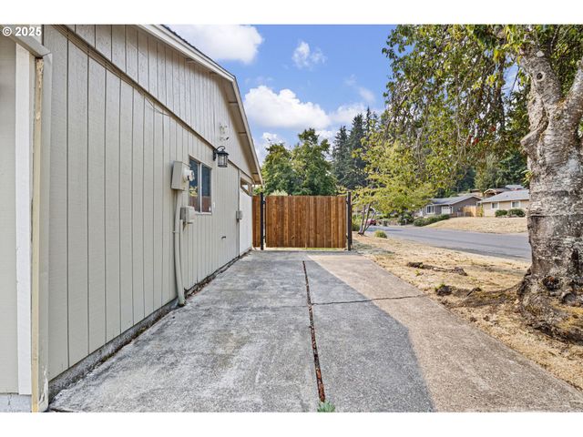 1515 W HARRISON Ave, Cottage Grove, OR 97424