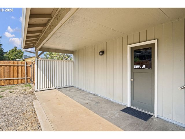 1515 W HARRISON Ave, Cottage Grove, OR 97424