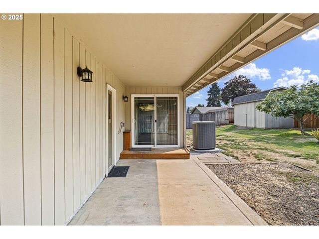 1515 W HARRISON Ave, Cottage Grove, OR 97424