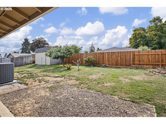 1515 W HARRISON Ave, Cottage Grove, OR 97424