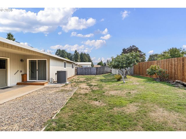 1515 W HARRISON Ave, Cottage Grove, OR 97424