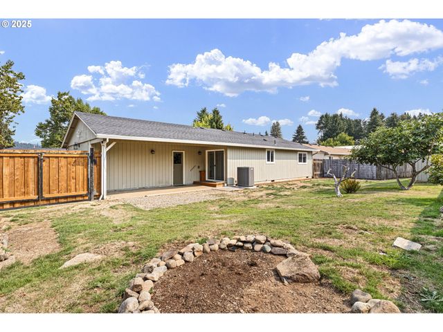 1515 W HARRISON Ave, Cottage Grove, OR 97424