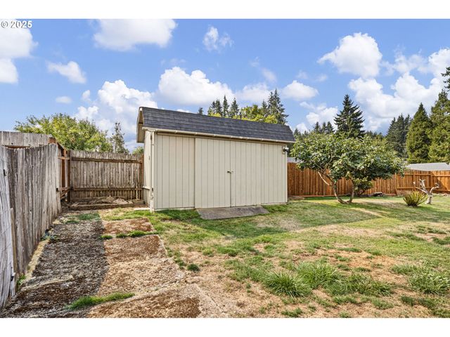 1515 W HARRISON Ave, Cottage Grove, OR 97424