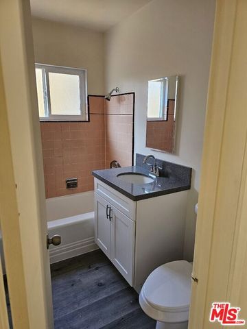 914 S Gramercy Drive D, Los Angeles, CA 90019