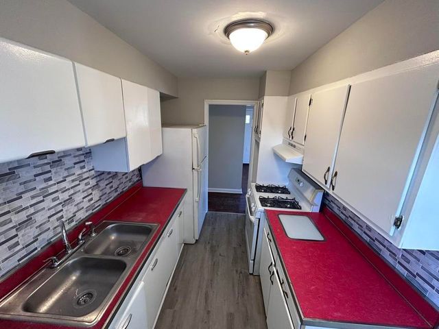 811 E 15th Avenue, Gary, IN 46407