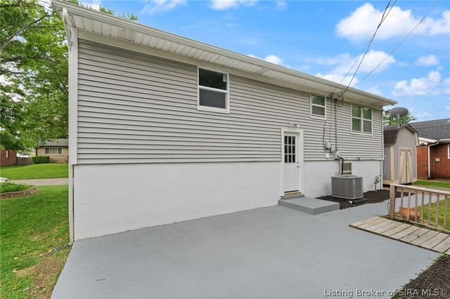 2911 N Walford Drive, Jeffersonville, IN 47130