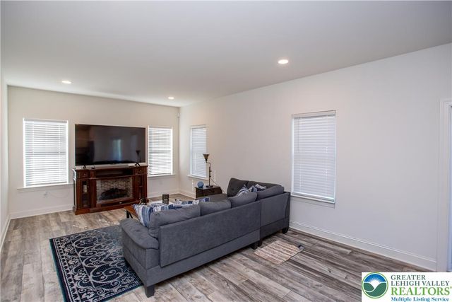 63 Oxford Ridge Court, Coopersburg Boro, PA 18036