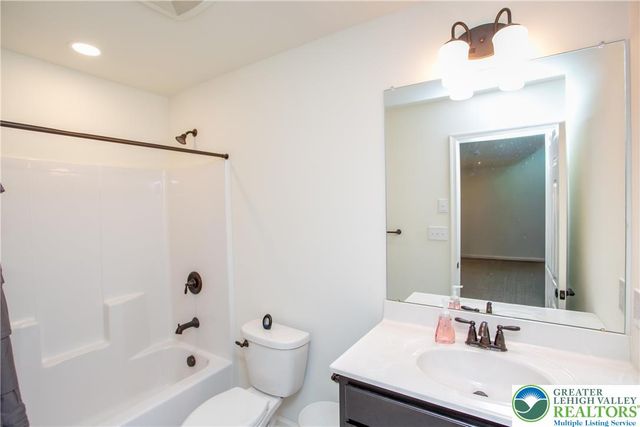 63 Oxford Ridge Court, Coopersburg Boro, PA 18036