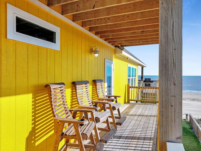 1120 Alex Drive, Gilchrist, TX 77617