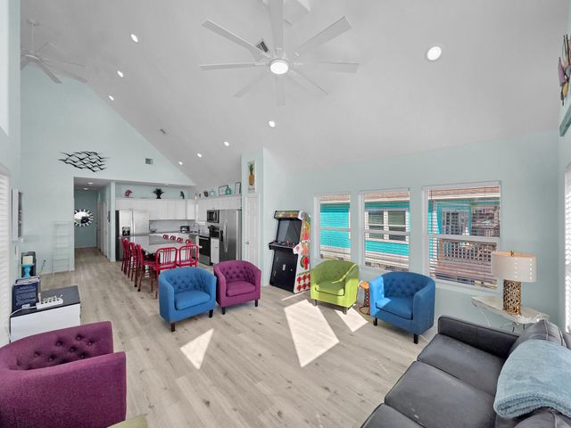 1120 Alex Drive, Gilchrist, TX 77617