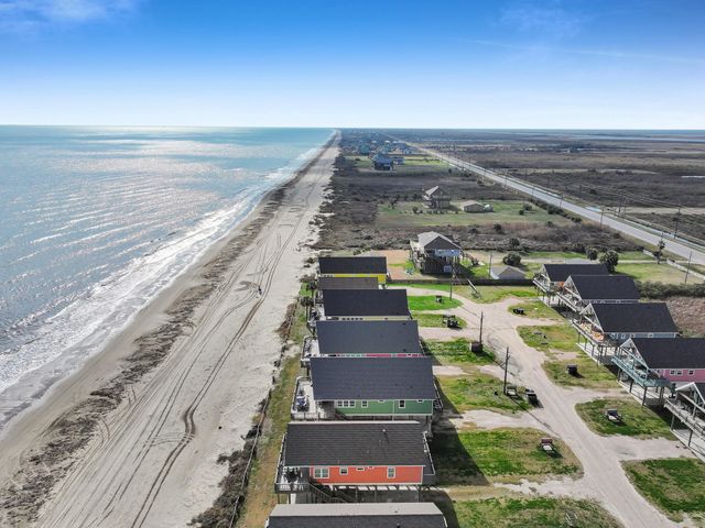 1120 Alex Drive, Gilchrist, TX 77617