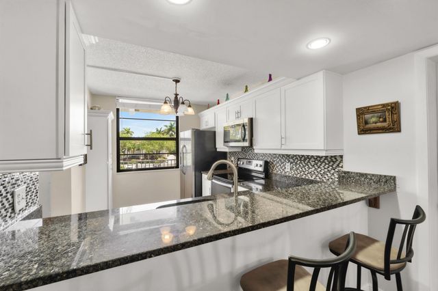 3716 Whitehall Drive 202, West Palm Beach, FL 33401