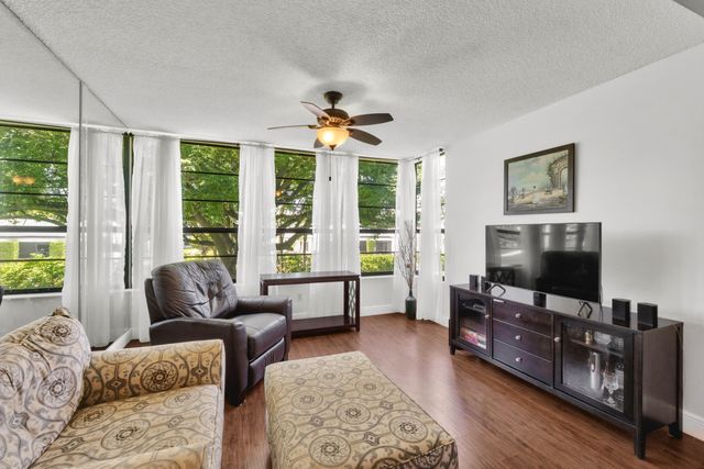 3716 Whitehall Drive 202, West Palm Beach, FL 33401