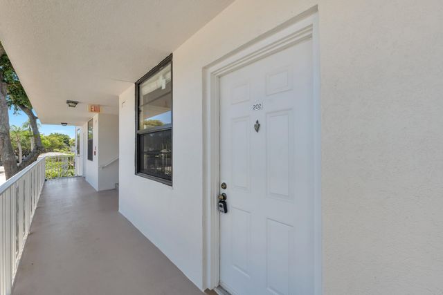 3716 Whitehall Drive 202, West Palm Beach, FL 33401