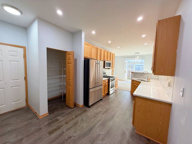 2534 Hillsboro Boulevard 2534, Aurora, IL 60503