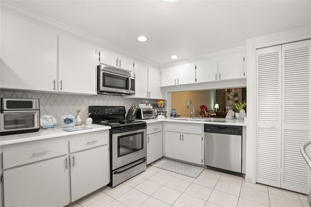 11 ESCONDIDO CIRCLE 108, Altamonte Springs, FL 32701
