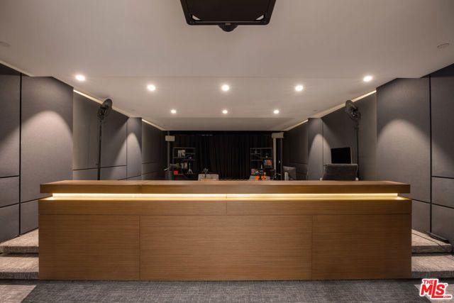 1401 Londonderry Place, Los Angeles, CA 90069