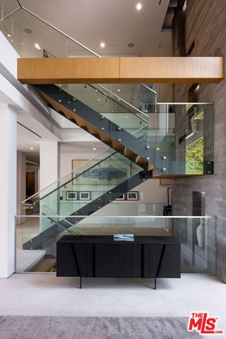 1401 Londonderry Place, Los Angeles, CA 90069