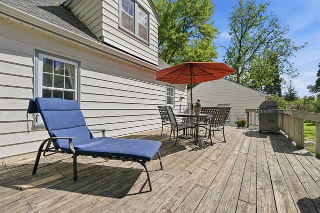 11209 Ridgemount Avenue W, Hopkins, MN 55305