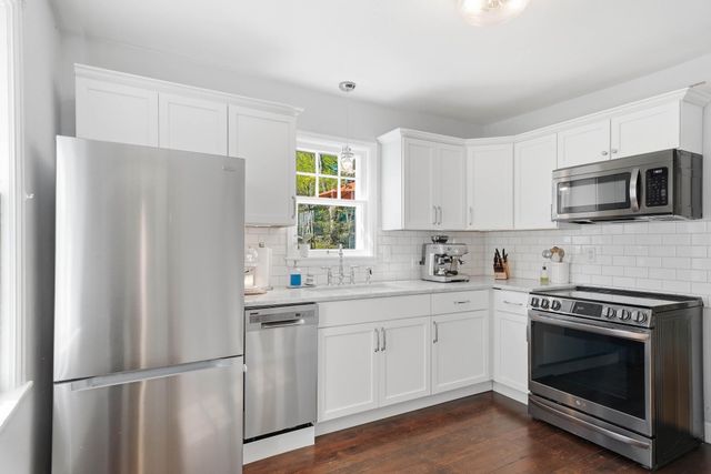 11209 Ridgemount Avenue W, Hopkins, MN 55305