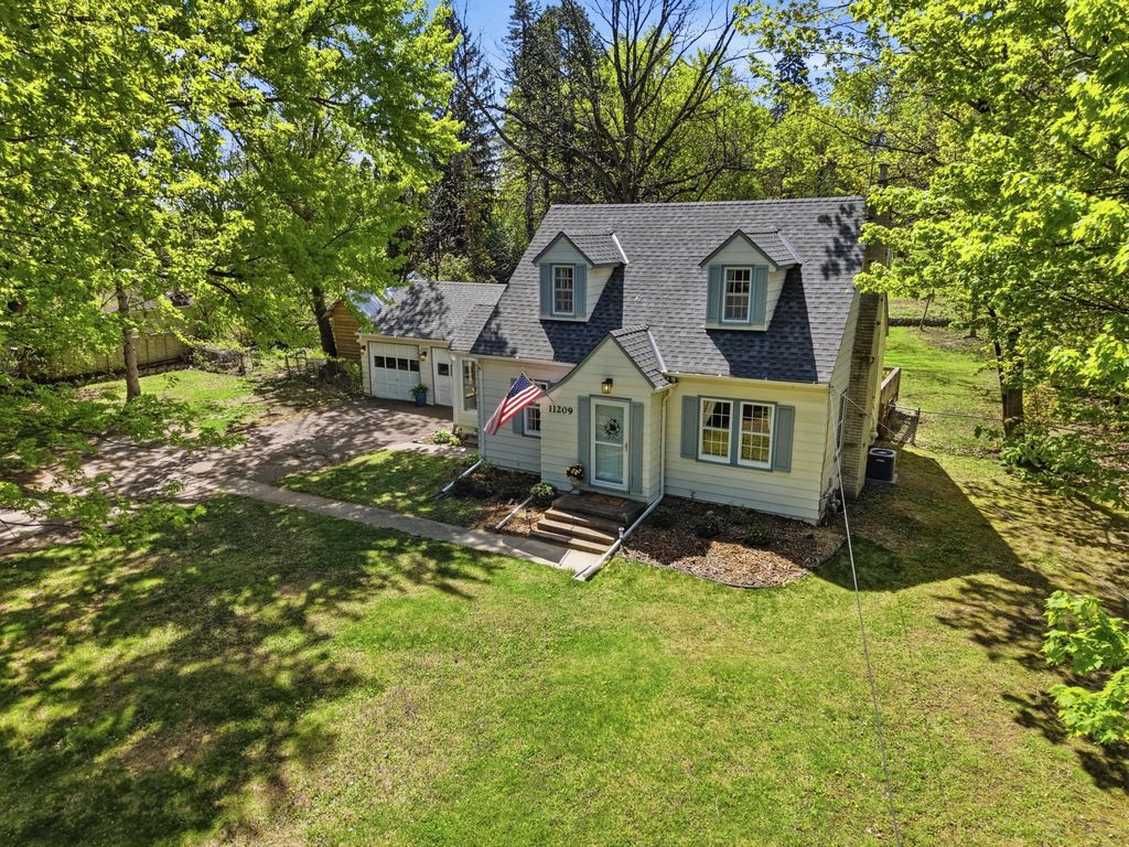 11209 Ridgemount Avenue W, Hopkins, MN 55305