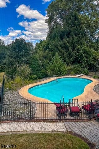 14 Buttonwood Dr, Franklin Twp., NJ 08873