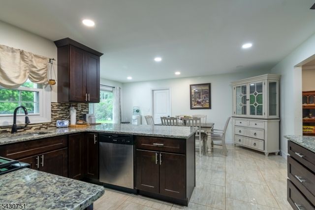 14 Buttonwood Dr, Franklin Twp., NJ 08873