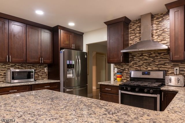 14 Buttonwood Dr, Franklin Twp., NJ 08873