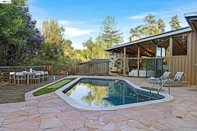 18009 Laird Ct, Castro Valley, CA 94546
