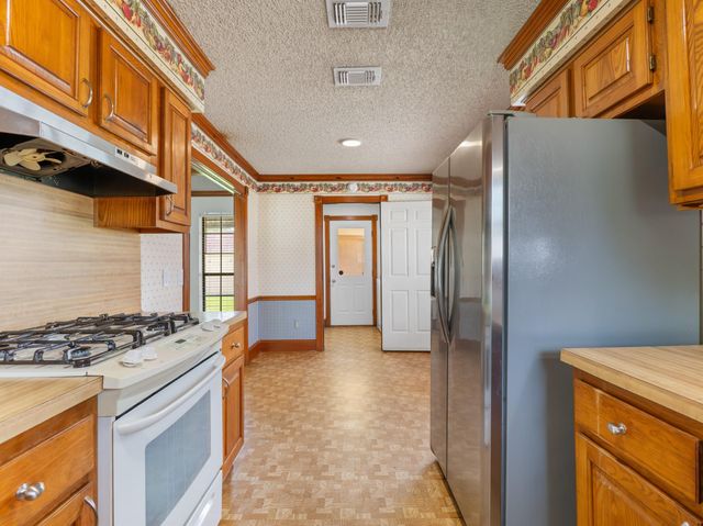 3002 El Camino Street, Bay City, TX 77414