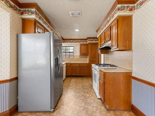 3002 El Camino Street, Bay City, TX 77414