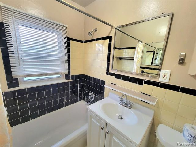 8238 Chalmers Avenue, Warren, MI 48089