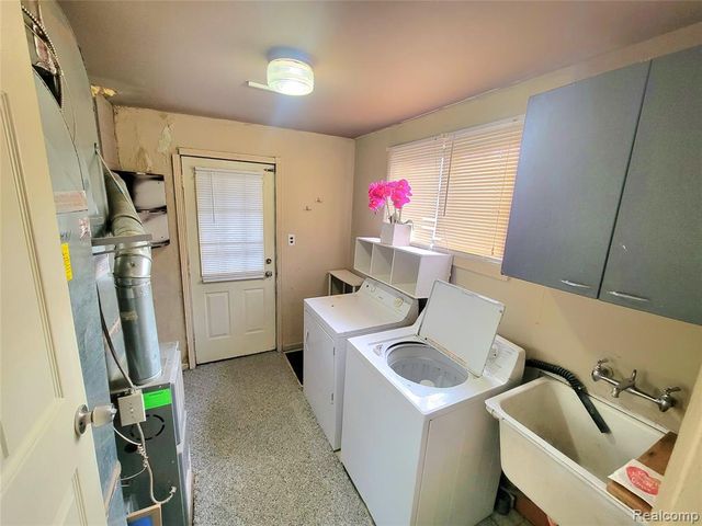 8238 Chalmers Avenue, Warren, MI 48089