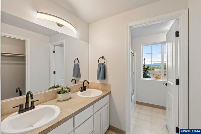 224 SW 4th St, Troutdale, OR 97060