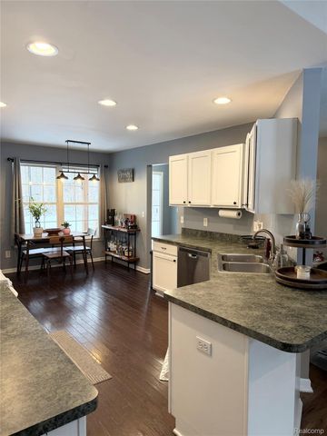 8645 Country Club Drive, Hamburg Township, MI 48169