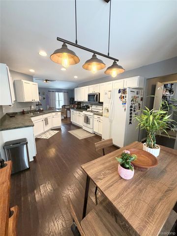 8645 Country Club Drive, Hamburg Township, MI 48169