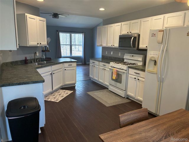 8645 Country Club Drive, Hamburg Township, MI 48169