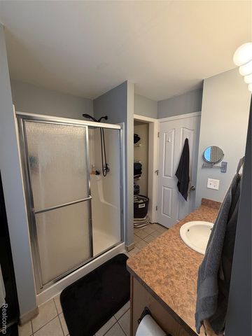 8645 Country Club Drive, Hamburg Township, MI 48169