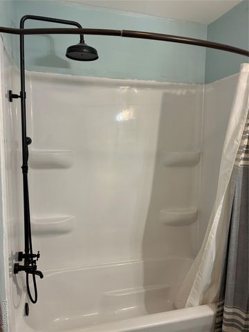 8645 Country Club Drive, Hamburg Township, MI 48169