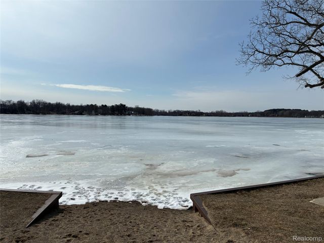 8645 Country Club Drive, Hamburg Township, MI 48169