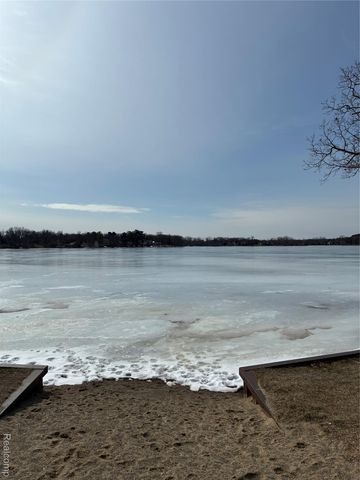 8645 Country Club Drive, Hamburg Township, MI 48169