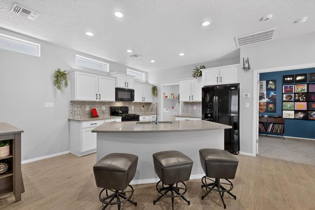 1429 Tierra Verde Loop NW, Los Lunas, NM 87031