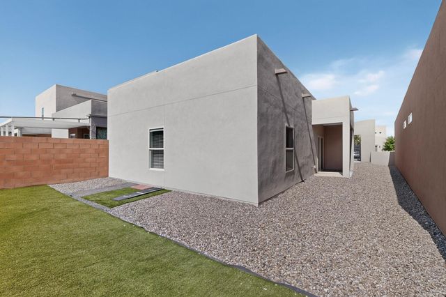 1429 Tierra Verde Loop NW, Los Lunas, NM 87031