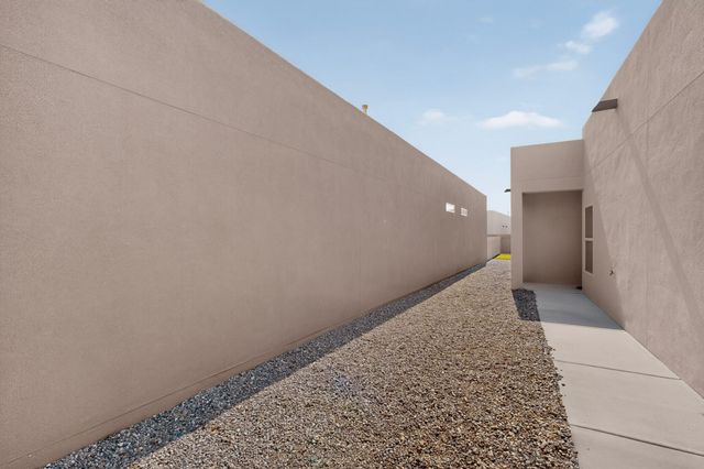 1429 Tierra Verde Loop NW, Los Lunas, NM 87031
