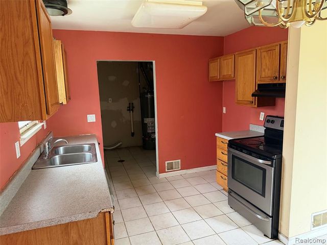 6486 Syracuse Street, Taylor, MI 48180