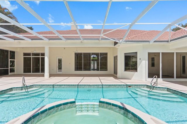 8280 Woodsmuir Drive, Palm Beach Gardens, FL 33412
