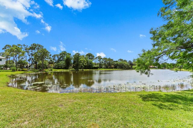 8280 Woodsmuir Drive, Palm Beach Gardens, FL 33412