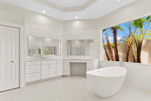 8280 Woodsmuir Drive, Palm Beach Gardens, FL 33412