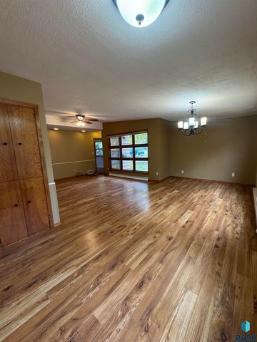 925 N Harth Ave Avenue, Madison, SD 57042